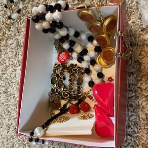 😎Box of Vintage Costume Jewelry 🌺